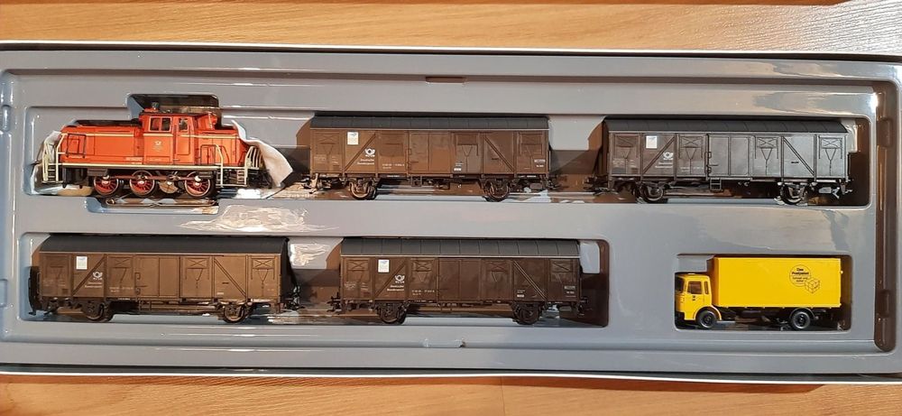 Märklin 2890- Coffret avec 4 wagons et 1 locomotive et 1 camion "Train marchandises Deutsche Post" - HO