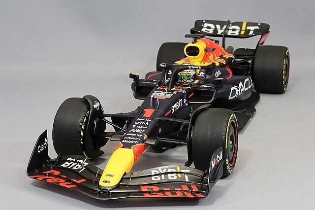 Minichamps - Oracle Red Bull Racing RB18 -  Winner Abu Dhabi GP 2022 - Max Verstappen - 1/18  