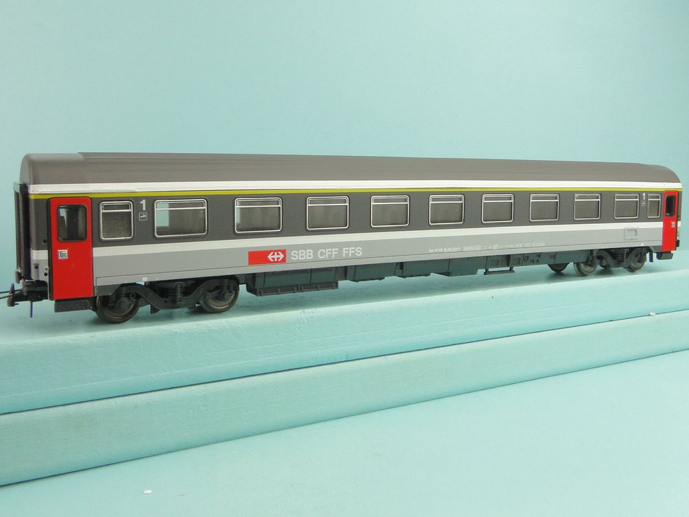 Roco 44356 - voiture 1ère classe pour trains rapides (portes rouges) - SBB-CFF-FFS - HO   