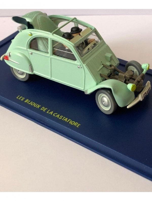 En voiture Tintin - La Citroën 2 CV emboutie des "Bijoux de la Castafiore (1963)" - (Occasion vérifiée)