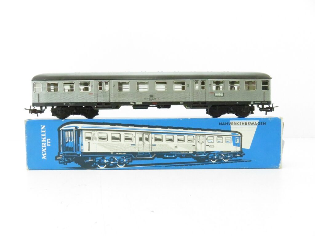 Märklin 4082 - Voiture de banlieue avec décor « œil de paon » et aménagement intérieur - 2ème classe - DB - HO